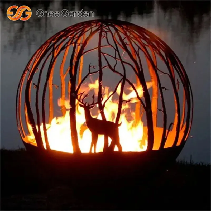 Exquisito Corten Steel Fire Sphere: ciervos y árboles