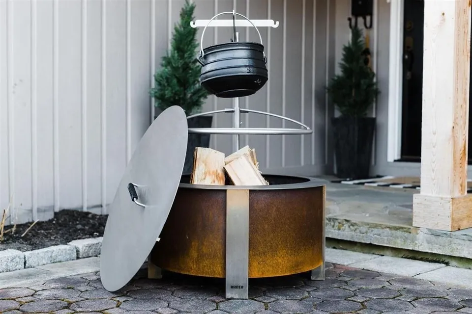 Pozo de fuego de leña de acero inoxidable ardiente